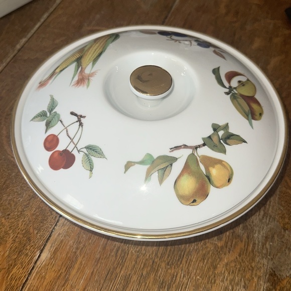 Royal Worcester Eversham hot and cold / bake and serve covered dish. - Picture 2 of 7